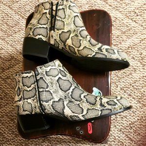 Ladies booties, snakeskin print, Antionio Melani